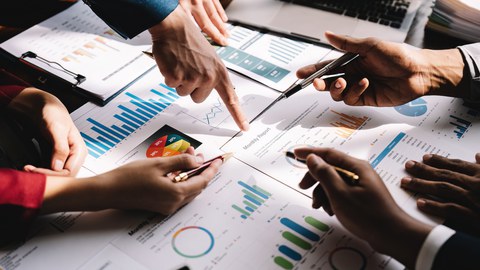 Finger zeigen auf Unternehmens-, Marktanalysen und Diagramme 
