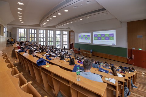 Hörsaal mit Teilnehmenden während Projektwoche BeING Inside
