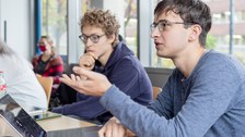 Studierende stellen Fragen an Profirunde