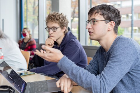 Studierende stellen Fragen an Profirunde