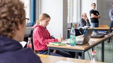 Schülergruppe im Arbeitsprozess