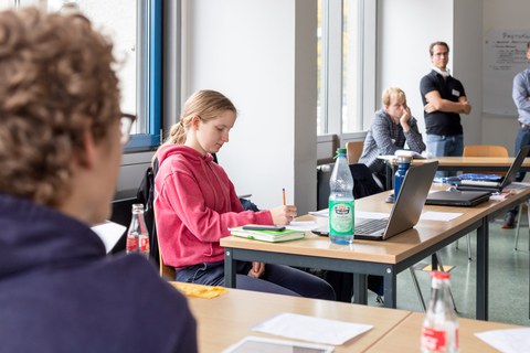 Schülergruppe im Arbeitsprozess