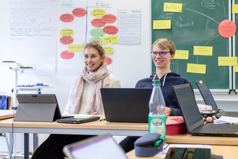 Studierendengruppe stellt Fragen