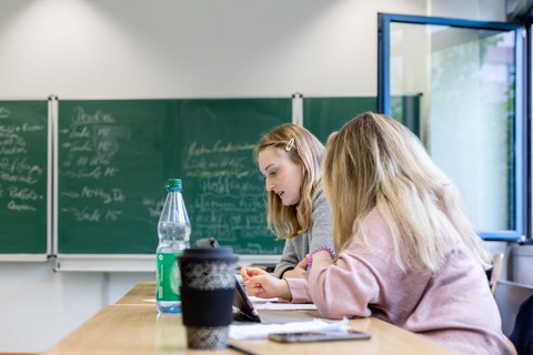 Schülergruppe beim Arbeiten