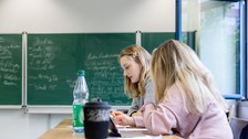 Schülergruppe beim Arbeiten