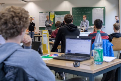 Studierendengruppe in Profirunde