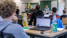 Studierendengruppe in Profirunde