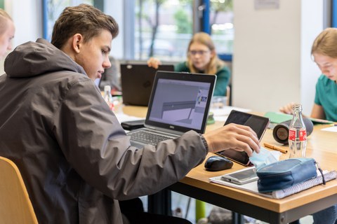 Schülergruppe im Arbeitsprozess