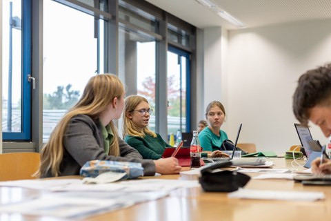 Schülergruppe im Arbeitsprozess