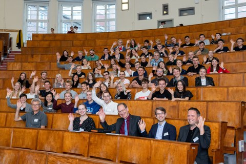 Teilnehmende sitzen im Hörsaal