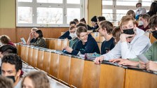 Personen in einem Hörsaal unterhalten sich. 