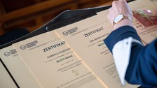Eine Hand, welche gerade die Zertifikate vorbereitet.