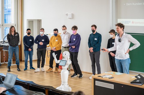 Eine Gruppe Präsentiert ihre Ergebnisse.