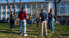 Eine Gruppe auf einer Wiese im Kreis.