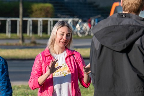 Eine Frau erklärt etwas.