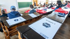 Gruppenmappe auf einem Tisch in einem Hörsaal.
