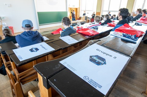 Gruppenmappe auf einem Tisch in einem Hörsaal.