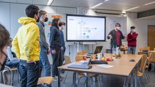 Sechs Personen präsentieren ihre Arbeit.
