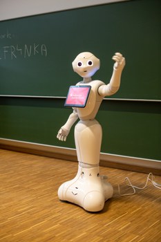 der humanoide Roboter winkt