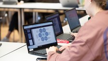 ein Laptop, auf dem gearbeitet wird