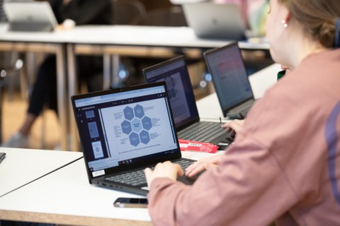 ein Laptop, auf dem gearbeitet wird