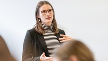 eine Frau hält einen Vortrag