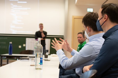 eine Diskussionsrunde im Plenum