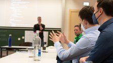 eine Diskussionsrunde im Plenum