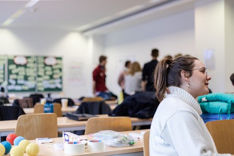 Foto von der Pause. Studierende befinden sich in einem Seminarraum und unterhalten sich.