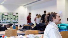 Foto von der Pause. Studierende befinden sich in einem Seminarraum und unterhalten sich.