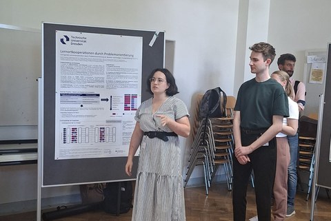 Das Poster zeigt Romy Trenkmann (links) und David Seckel (rechts) während der Vorstellung ihres Posters.