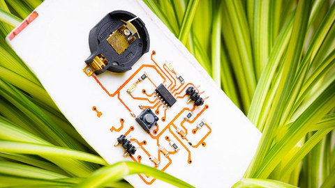 Foto: Elektronische Bauteile auf einem biologisch abbaubaren Substrat