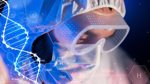 Nahaufnahme des Gesichts einer Person im Schutzanzug mit Maske und Brille. Über dem Foto liegen chemische Symbole und ein Helix-Strang