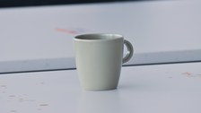 Kaffeetasse im "Seminarraum des Schreckens"