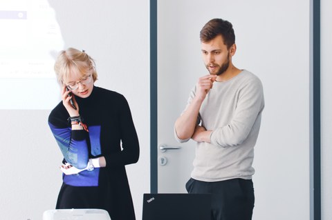Telefonat im Seminarraum des Schreckens