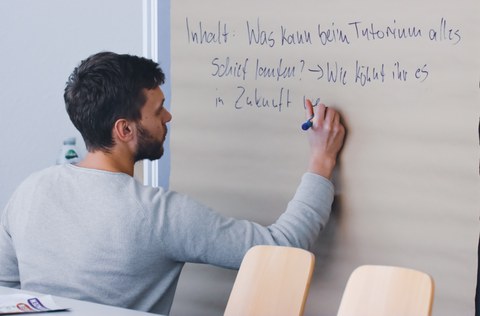 Pinwand im Seminarraum des Schreckens