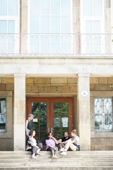 student, studentin, lernen, campus, friends, university, universität, education, young people, laugh, together, group, break, study, Studierende, sommer, austausch, gemeinsam, communication, team, chillen, talking, fellows, kommilitonen