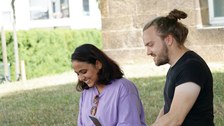 laptop, digital, digital learning, tablet, student, studentin, students, studierende, lernen, learning, campus, outdoor, sommer, friends, university, universität, education, young people, laugh, together, study, austausch, gemeinsam, together, communicati