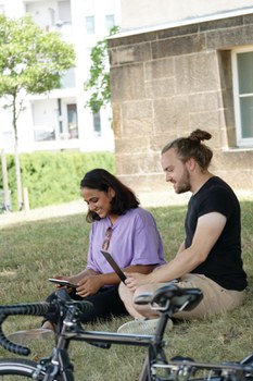 laptop, digital, digital learning, tablet, student, studentin, students, studierende, lernen, learning, campus, outdoor, sommer, friends, university, universität, education, young people, laugh, together, study, austausch, gemeinsam, together, communicati