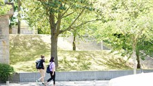 student, studentin, students, studierende, campus, campusleben, uni, outdoor, sommer, friends, university, universität, education, young people, walk together, austausch, gemeinsam, together, communication