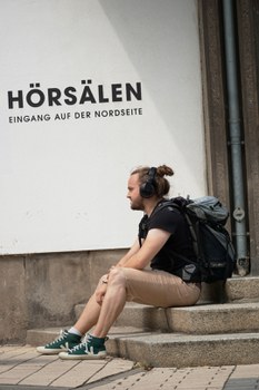 student, student, hörsaal, hörsääle, campus, campusleben, kopfhörer, headsets, bagpack, break, uni, outdoor, sommer, university, universität, durchatmen, podcast
