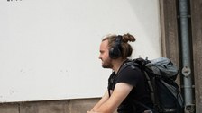 student, student, hörsaal, hörsääle, campus, campusleben, kopfhörer, headsets, bagpack, break, uni, outdoor, sommer, university, universität, durchatmen, podcast