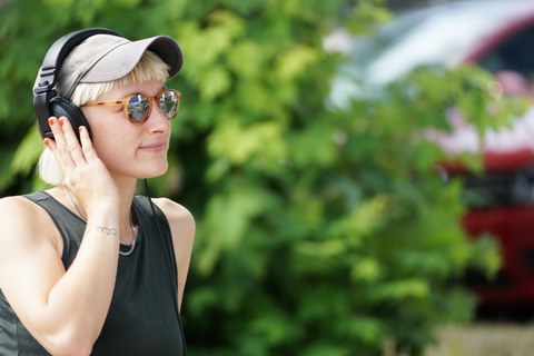 student, studentin, outdoor, sommer, university, universität, kopfhörer, headphones, sonnenbrille, podcast, musik, laugh, communication