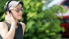 student, studentin, outdoor, sommer, university, universität, kopfhörer, headphones, sonnenbrille, podcast, musik, laugh, communication