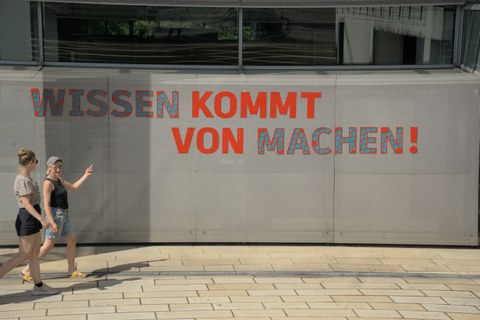 studentin, studentinnen, students, studierende, campus, campusleben, slub, wissen, knowledge, bibliothek, libary, uni, laugh, point, walk, outdoor, sommer, friends, university, universität, education, young people, walk together, austausch, gemeinsam, tog