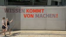 studentin, studentinnen, students, studierende, campus, campusleben, slub, wissen, knowledge, bibliothek, libary, uni, laugh, point, walk, outdoor, sommer, friends, university, universität, education, young people, walk together, austausch, gemeinsam, tog