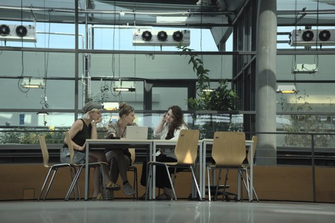 students, studentin, studentinnen, studierende, group, group work, group project, talk, talking, laptop, computer, uni, lehre, digital, education, friends, university, universität, young people, austausch, gemeinsam, together, communication