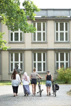 Studierenden beim digitalen Lernen auf dem Campus TUD