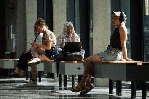 Studierenden beim digitalen Lernen auf dem Campus TUD