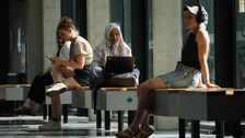 Studierenden beim digitalen Lernen auf dem Campus TUD